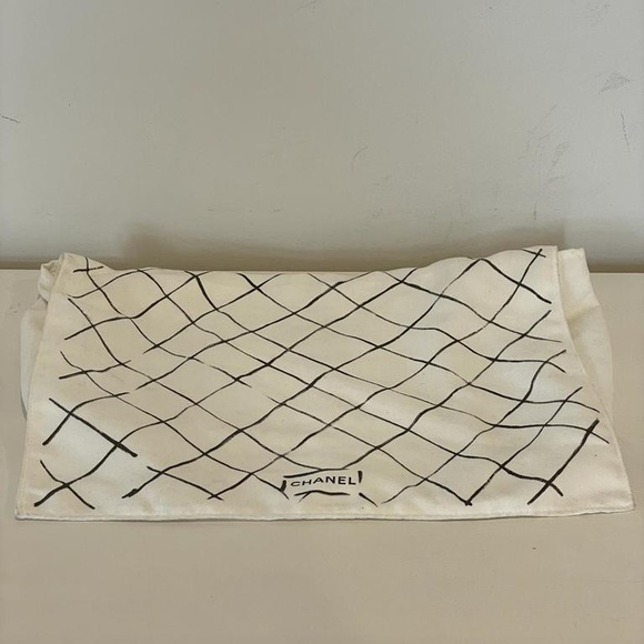 Chanel Double Flap Classic Bag | Caviar Leather | Jumbo | Silver Hardware - Picture 11 of 12